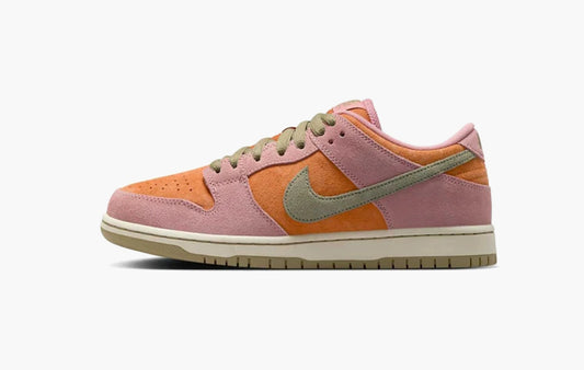 SB Dunk Low "Red Stardust"