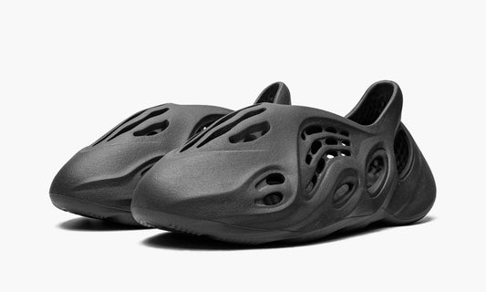 Yeezy Foam RNNR Onyx - HP8739 | The Sortage